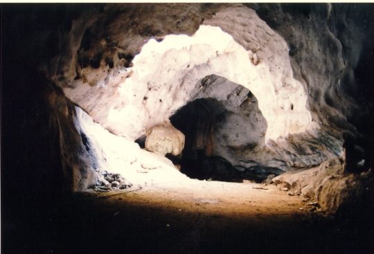 Tragaluz en el interior de la gruta de Quintero (en construccion)